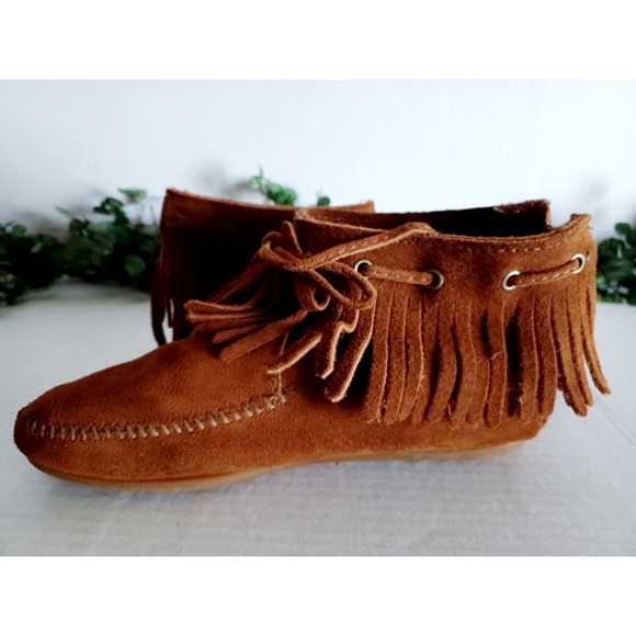 Minnetonka Women's Fringe Back Zip Sporty Rubber Sole Bootie - Picture 8 of 15